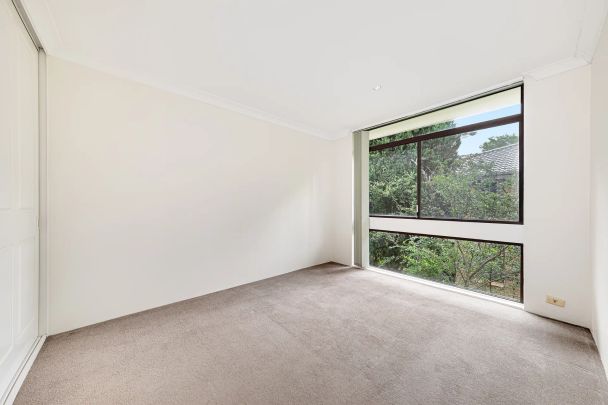Sun-Drenched Two Bedroom Apartment Boasting Ultra Convenience - Photo 1