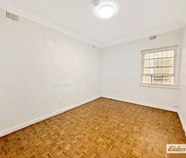 RENOVATED ART DECO ONE BEDROOM APARTMENT - PRIME LOCATION! - Photo 3
