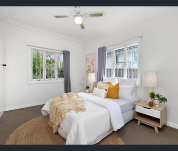 Stunning 3 Bedroom Home with Sunroom for rent - Photo 1