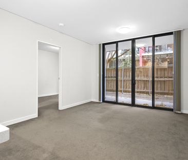 Modern Chic Courtyard Apartment - Photo 4