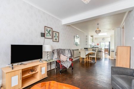 5 Bed End Terrace, Berkshire Gardens, N13 - Photo 2