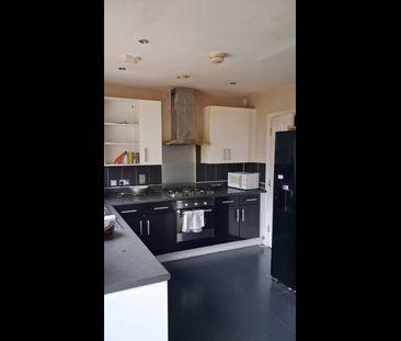 5 Bed Semi-Detached House, Rayners Lane, HA2 - Photo 4