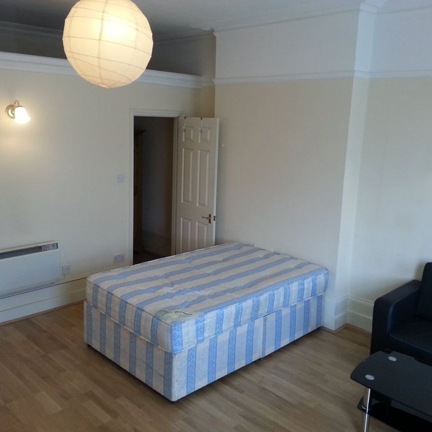 Studio Flat, Bedford Hill, SW12 - Photo 1