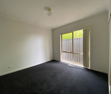 Low-Maintenance Townhouse in a Prime Essendon West Location - Photo 4