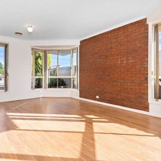 Bright and spacious, three bedroom residence in quiet court location - Photo 1