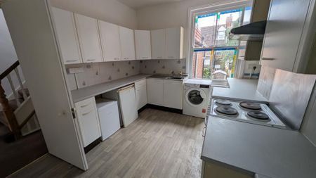 3 bedroom terraced house to rent - Photo 4