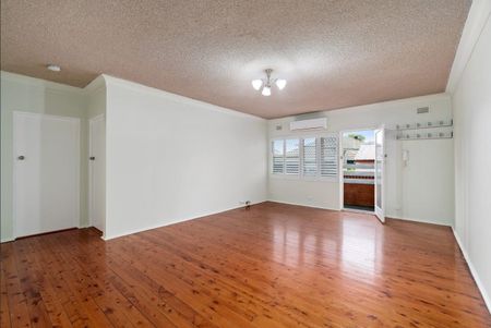 Air-Conditioned & Recently Updated Two-Bedroom Apartment - Photo 5