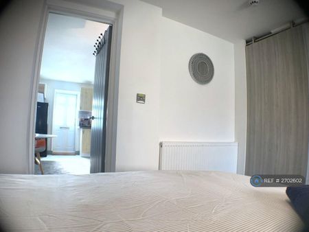 1 bedroom flat to rent - Photo 5