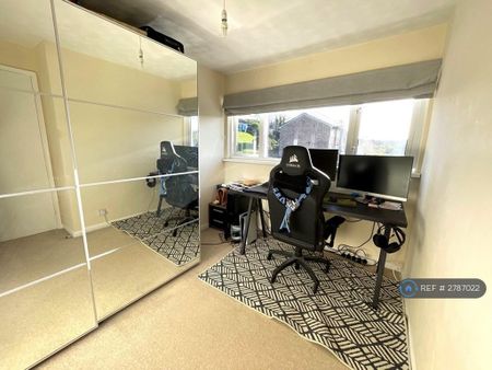 4 bedroom end of terrace house to rent - Photo 3