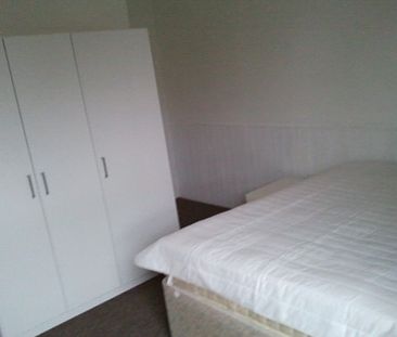 4 Large Double bedrooms £65.00 pppwk - Photo 5