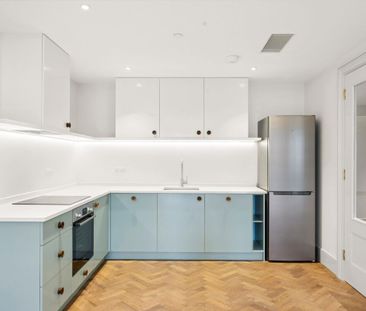 A renovated first floor 'warehouse style' 1 bedroom flat located in... - Photo 4