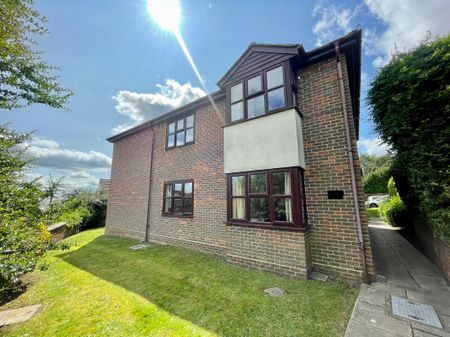 Caesars Court, Bethel Lane, Farnham, GU9 - Photo 3