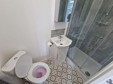 1 bedroom in a house share to rent - Photo 5