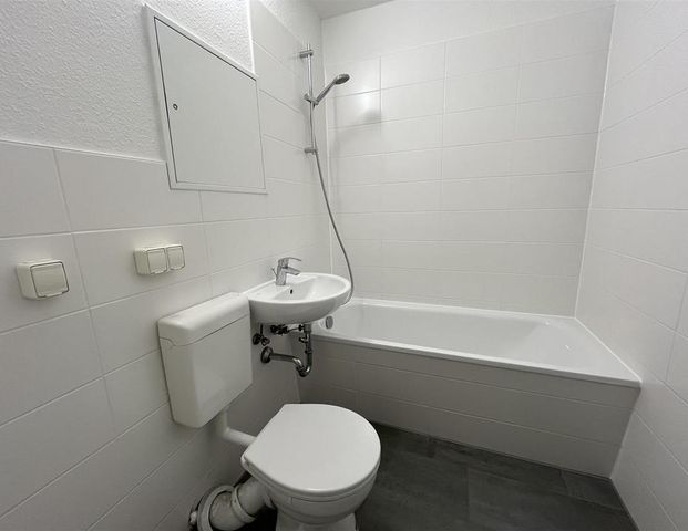 Gut geschnittene 4 Zimmer Wohnung mit Balkon! 1 Monat kaltmietfrei! - Foto 1