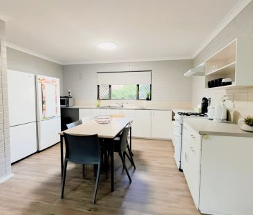 Six Bedrooms Lakeside - Photo 2