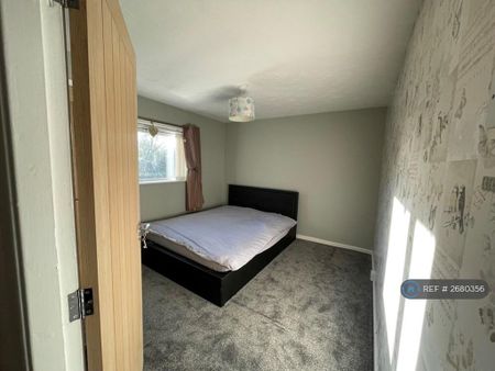 3 bedroom semi-detached house to rent - Photo 3