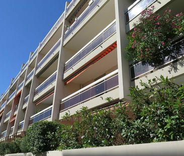 NIMES - PREFECTURE / BEAUX ARTS T2 AVEC GRANDE TERRASSE - PARKING -... - Photo 2