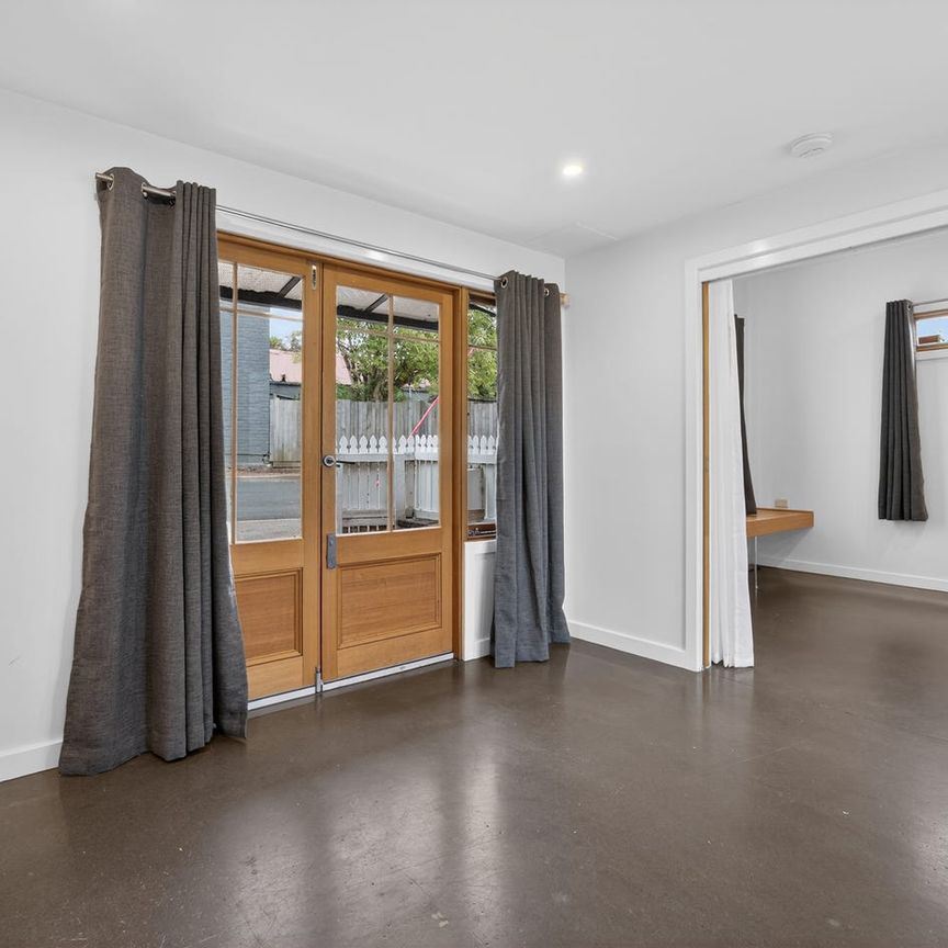 Charming Two Bedroom Cottage - Photo 1