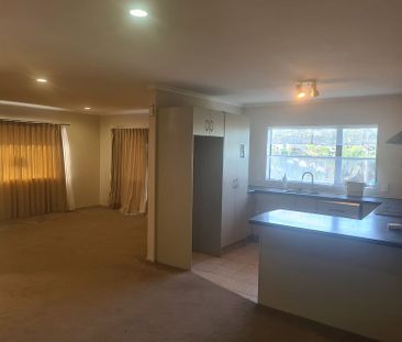 Large Family home with two viewing decks - Photo 1