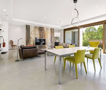 A fantastic, contemporary four bedroom home located on the prestigious West Hill Road. - Photo 1