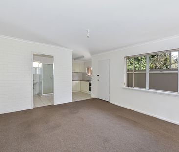 CHARMING ONE- BEDROOM RETEAT IN BRUNSWICK WEST - Photo 1