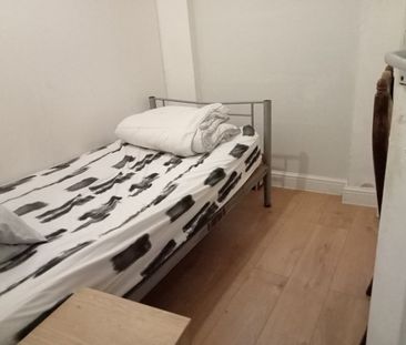 Room in a Shared Flat, Tree Road, E16 - Photo 6
