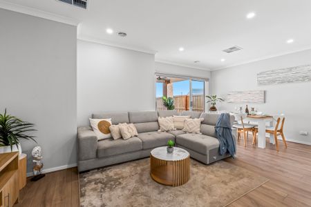 Contemporary Style, Convenient Location - Photo 3