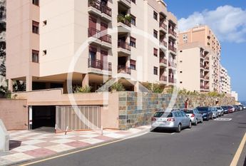 Amplio apartamento de cuatro dormitorios con vistas al mar en Radazul Bajo