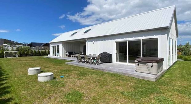 Contemporary family home - Photo 1