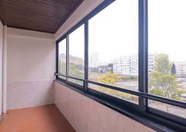 APARTAMENTO T2 VARANDA .- BOAS ÁREAS - arrecadação