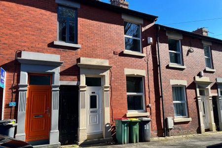 2 bedroom terraced house to rent - Photo 4