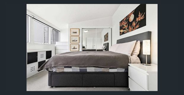 Luxury Double-Storey Apartment in Carlton North - Photo 1