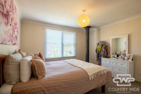 4 Bedroom, 2 Bathroom Home In a quiet area of town for Rent! - Photo 4