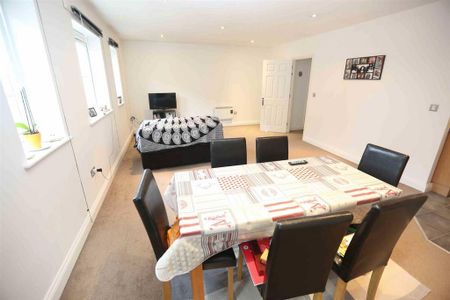 2 bedroom flat to rent - Photo 2