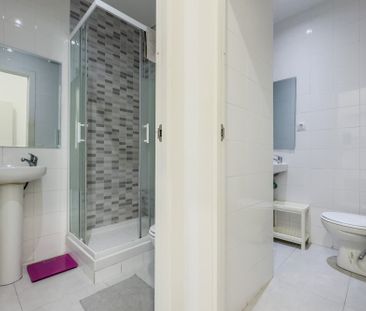 Cozy room with double wardrobe in Barcelona - Photo 5