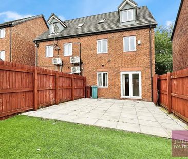 4 bedroom semi-detached house to rent - Photo 4