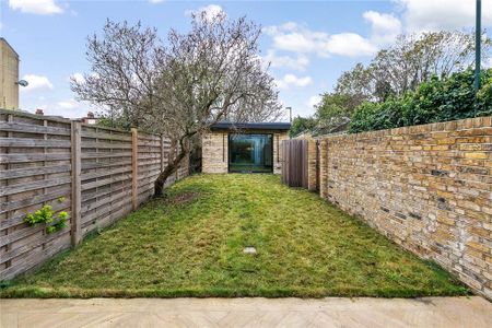 4 bedroom end of terrace house to rent - Photo 4