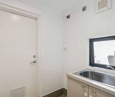 SPACIOUS UNFURNISHED CONTEMPORARY LIVING - Photo 6