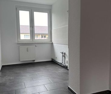 NEU SANIERT ! sonnige 3-Raum-Wohnung mit Balkon - Photo 1