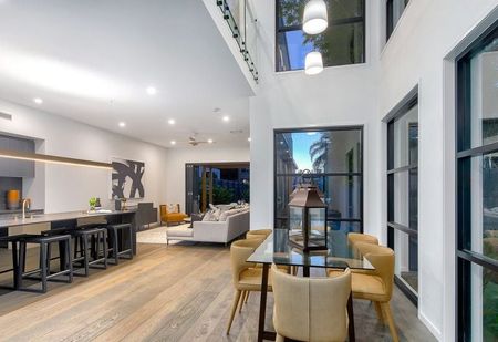 Luxury Living in Prime Location! - Photo 2