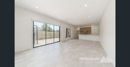 OVERSIZED TOWNHOUSE - Photo 5