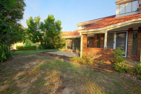 5 Meadowbank Street, 4152, Carindale Qld - Photo 2