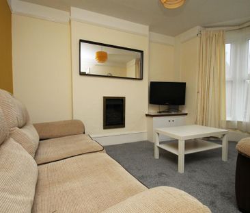 4 bedroom end of terrace house to rent - Photo 6