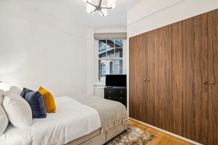 5 bedroom flat in London - Photo 5