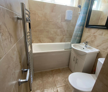 1 bedroom in a flat share to rent - Photo 3