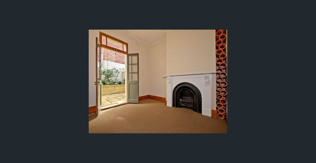 Charming & Stylish - Photo 1