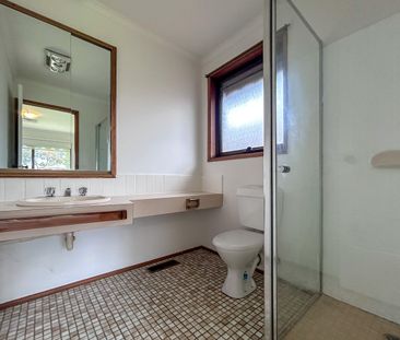 140 Centre Dandenong Road, Dingley Village VIC 3172 - House For Ren... - Photo 3