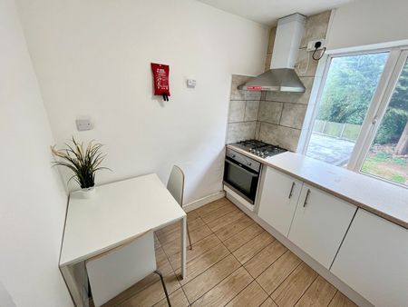 Room in a Shared Flat, Beeston Road, NG7 - Photo 3