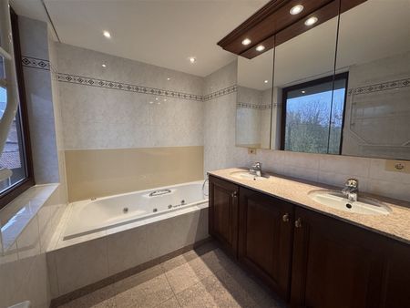 Luxe appartement is rustig gelegen te Anzegem met een groot terras van 23m² - Photo 4