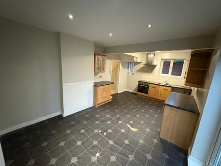3 bed Semi-Detached - To Let - Photo 5